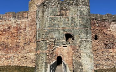 Entrée du château de Tantallon, ruines de pierre rougeâtre au bord de la côte écossaise